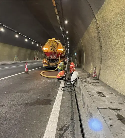 华坪隧道排水渠清淤